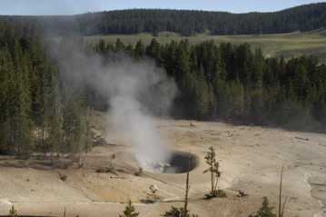 Yellowstone nr sulphur cauld.jpg